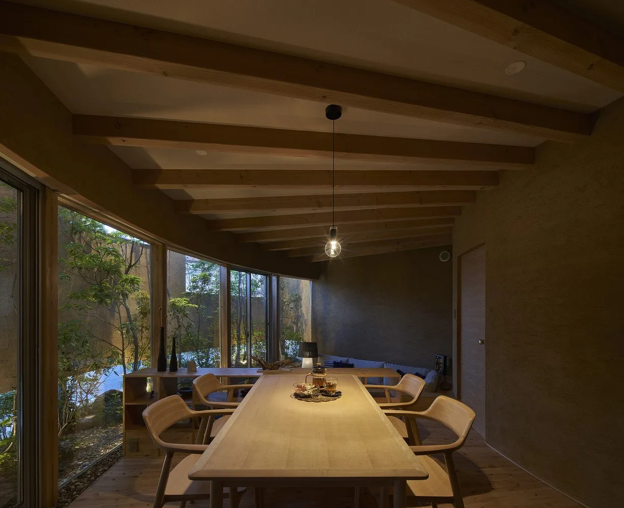 PeacoQ House by UID Architects: Curved Walls and Seamless Boundaries in Hiroshima