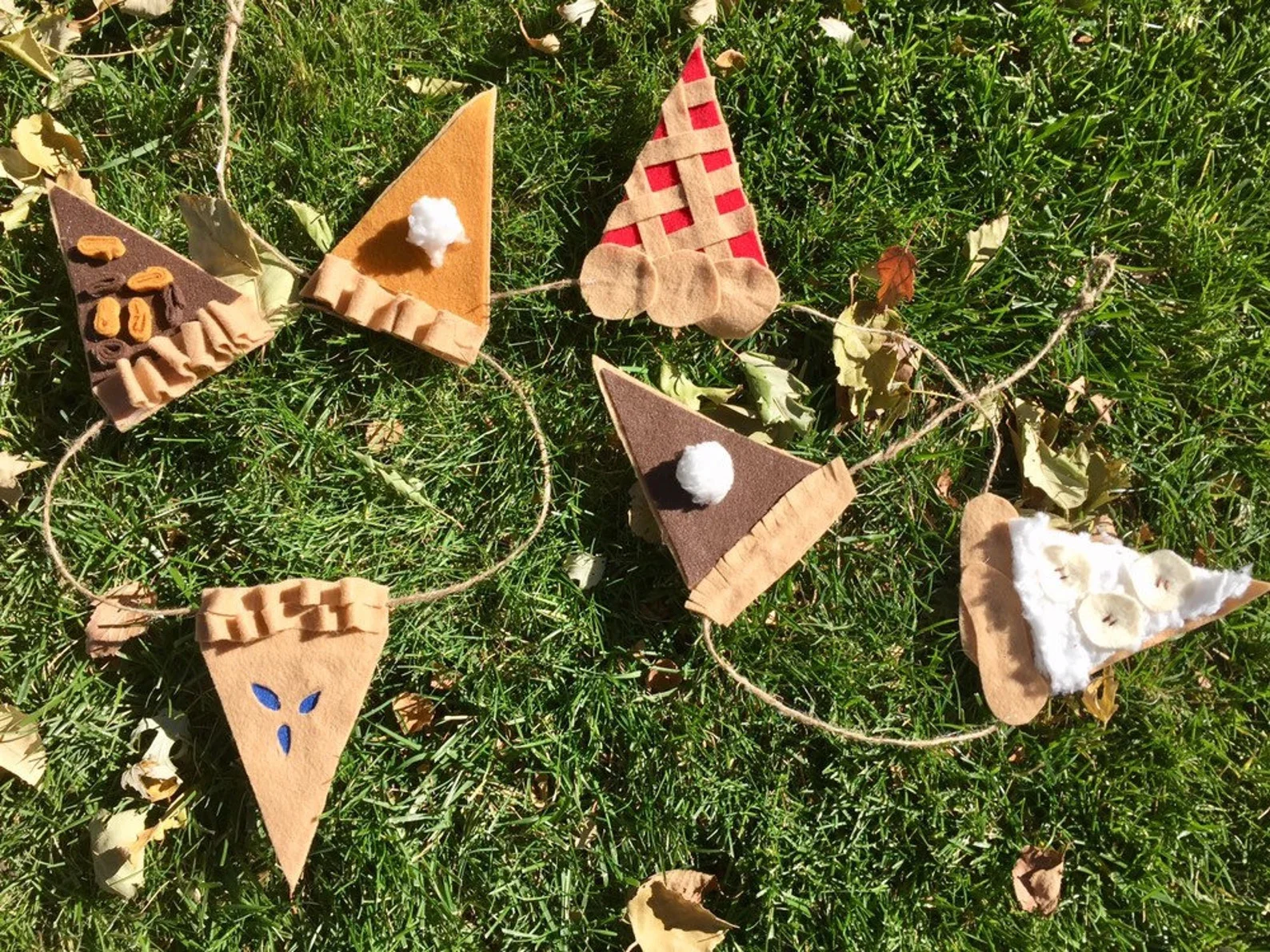 13. Thanksgiving-Lichterkette mit Kuchen