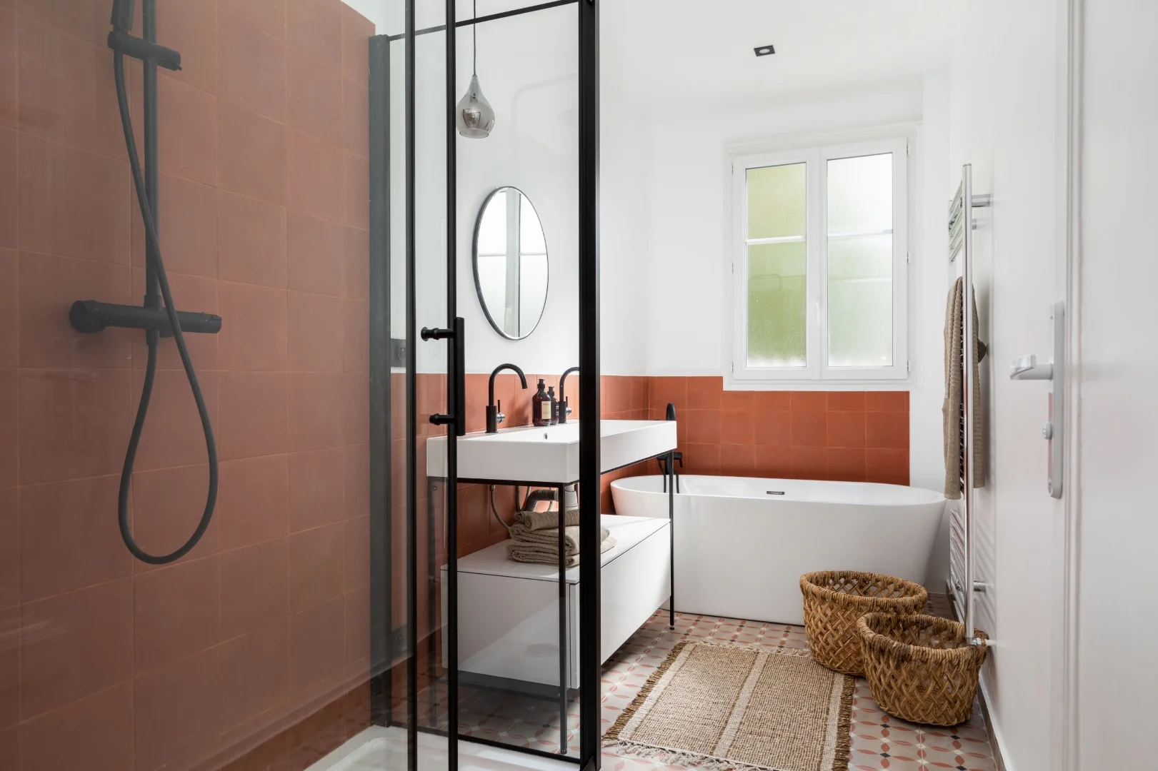 16. 紧凑型斯堪的纳维亚浴室