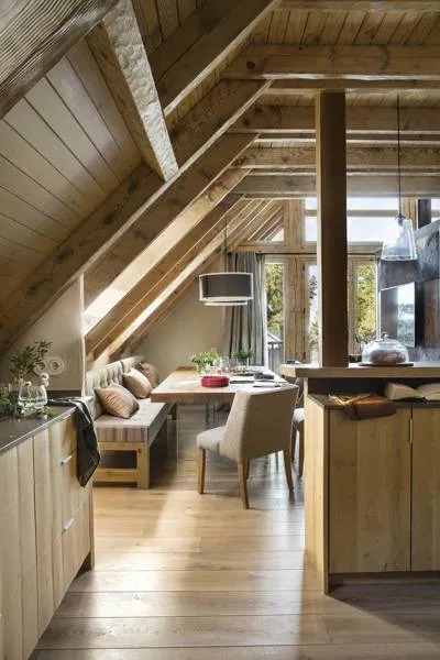 温暖舒适的山间小屋，饰以木质和法兰绒表面