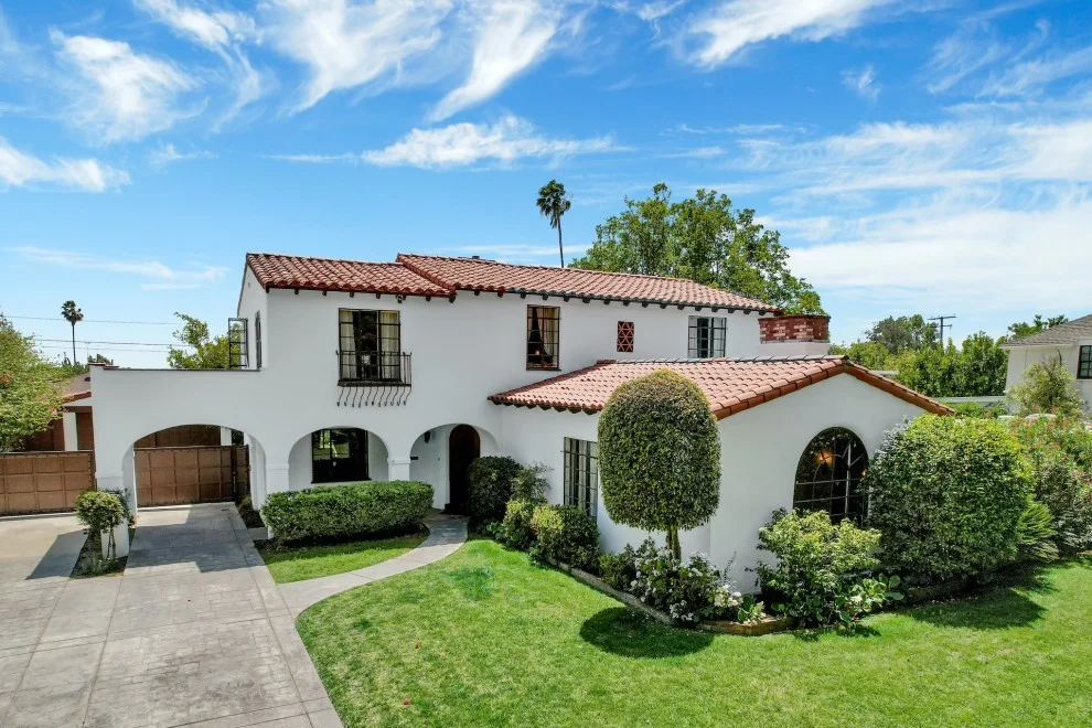 17个令人着迷的摩尔风格住宅 exterior 设计项目