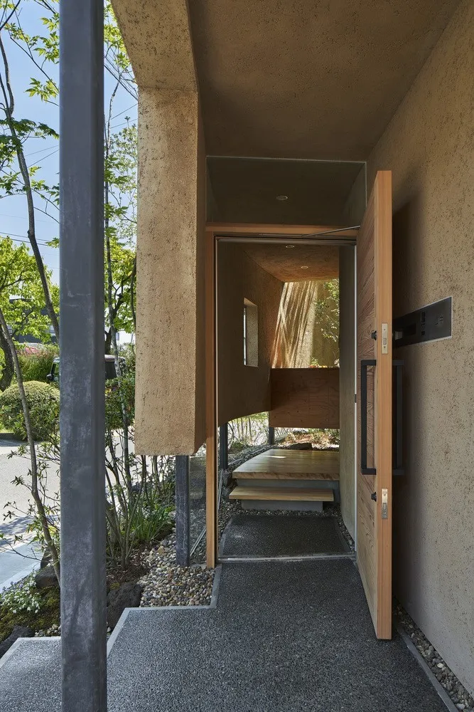 PeacoQ House by UID Architects: Curved Walls and Seamless Boundaries in Hiroshima