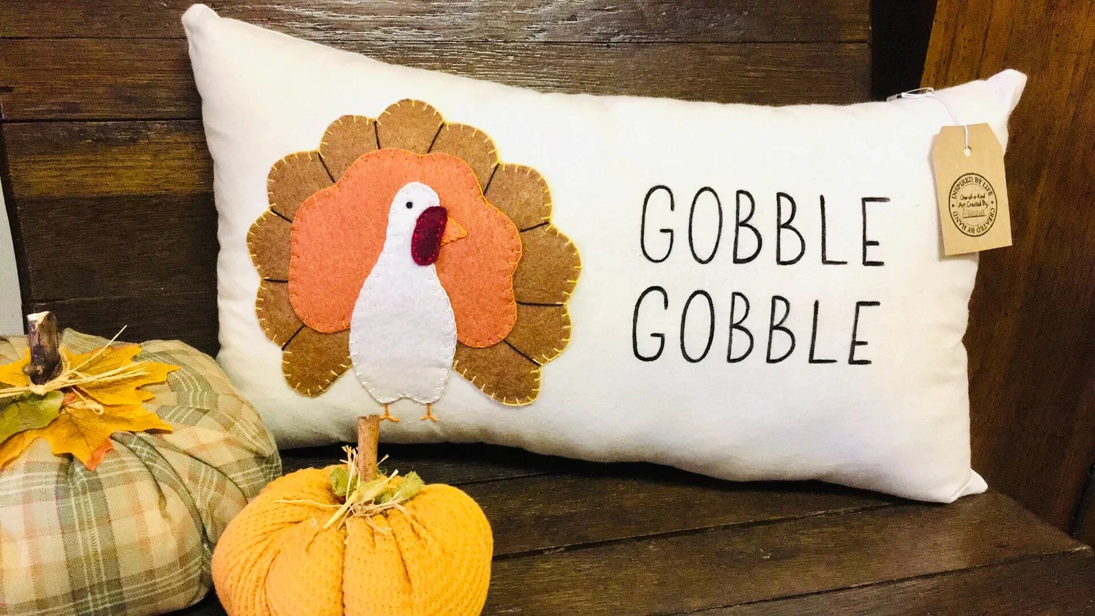 3. Almohada con bordado Gobble Gobble Turkey