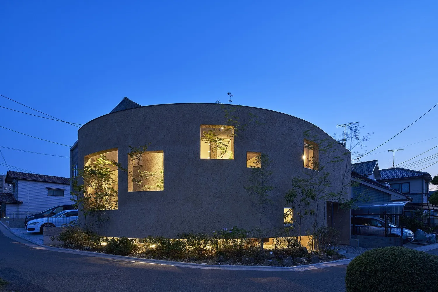 PeacoQ House by UID Architects: Curved Walls and Seamless Boundaries in Hiroshima