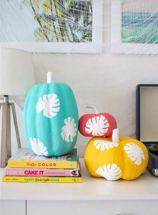 15. CALABAZAS DIY PINTADAS CON HOJAS DE MONSTRUO