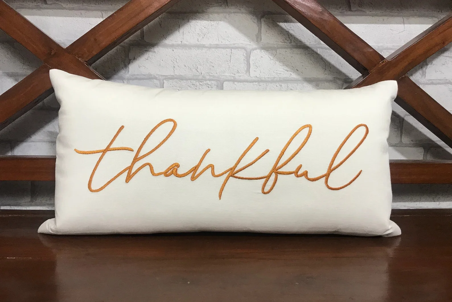 6. Almohada con mensaje de gratitud