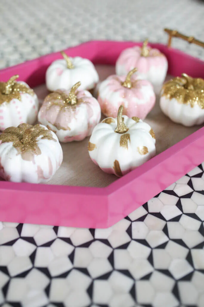 4. CALABAZAS PINTADAS CON BRILLOS DIY