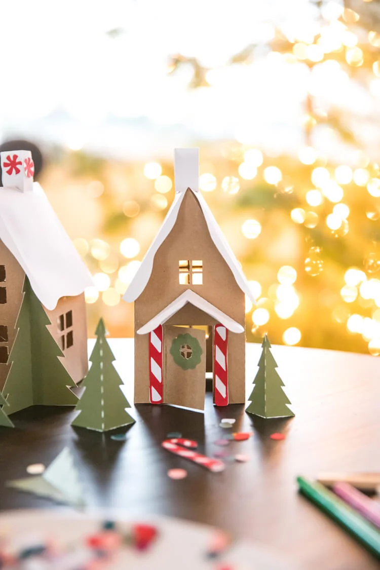 5. Manualidad navideña con papel de casita de galleta