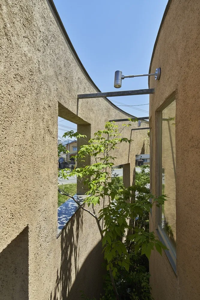 PeacoQ House by UID Architects: Curved Walls and Seamless Boundaries in Hiroshima