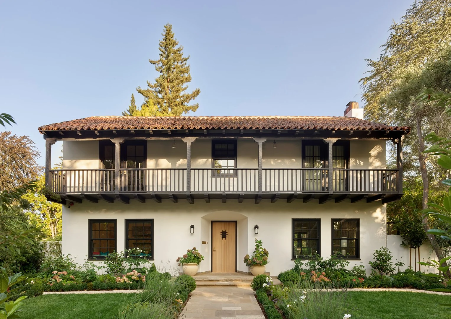 17个令人着迷的摩尔风格住宅 exterior 设计项目