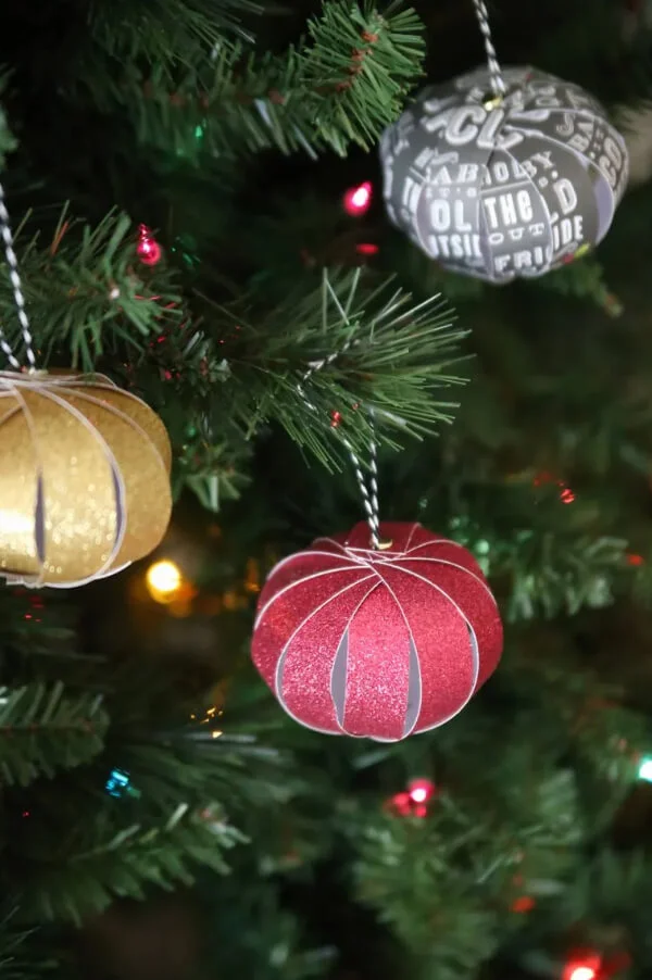 13. Decoraciones navideñas ligeras hechas con tiras de papel