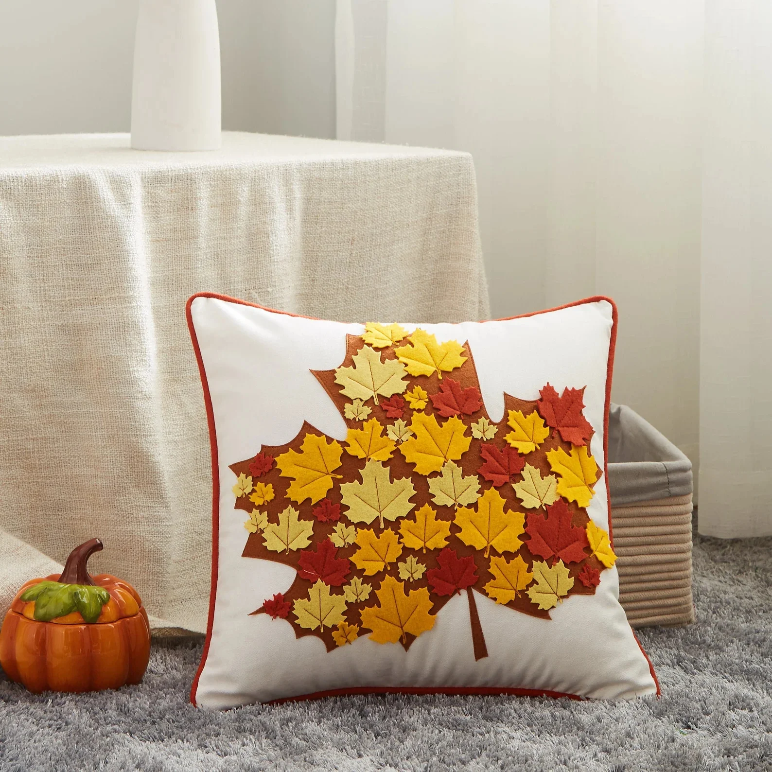 13. Almohada con hoja de otoño
