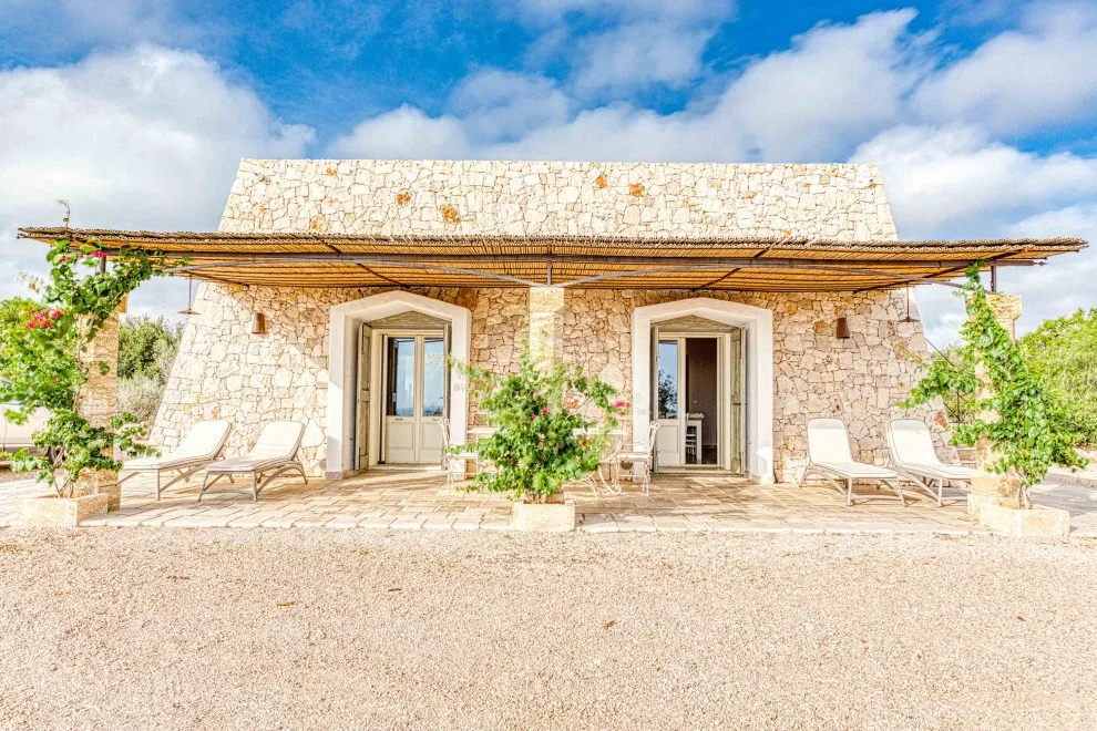 17个令人着迷的摩尔风格住宅 exterior 设计项目