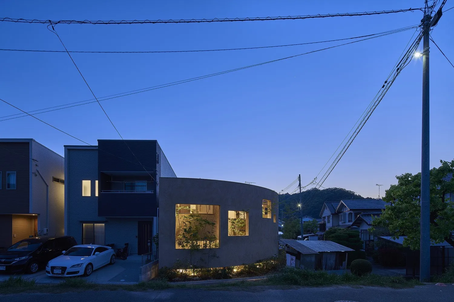 PeacoQ House by UID Architects: Curved Walls and Seamless Boundaries in Hiroshima