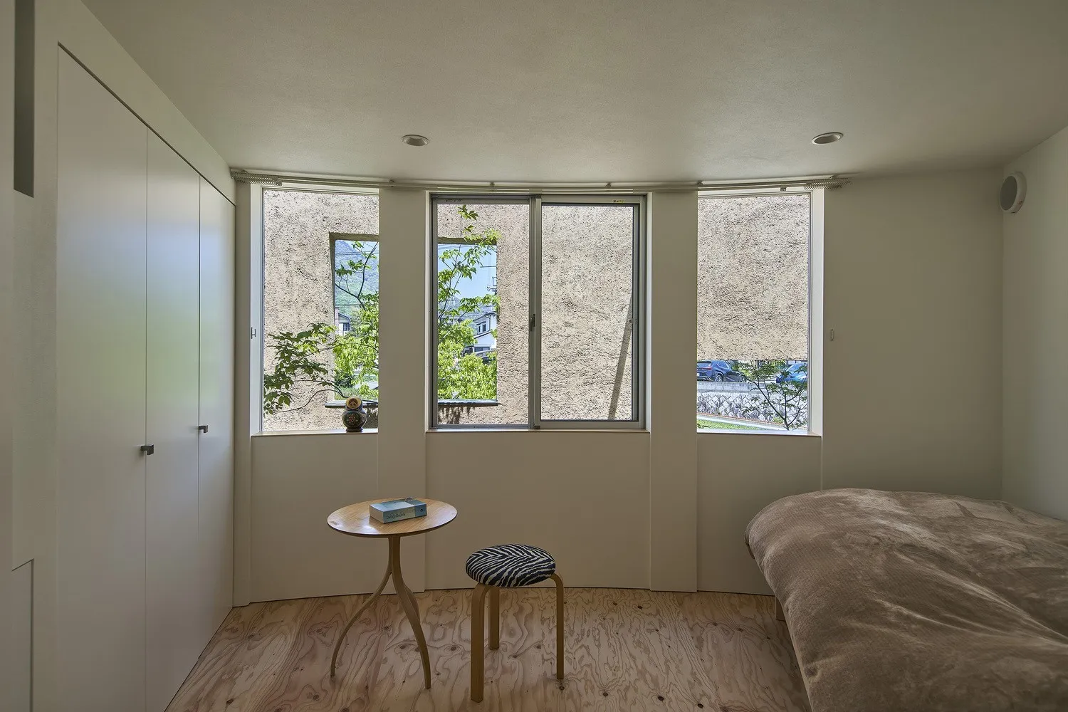 PeacoQ House by UID Architects: Curved Walls and Seamless Boundaries in Hiroshima