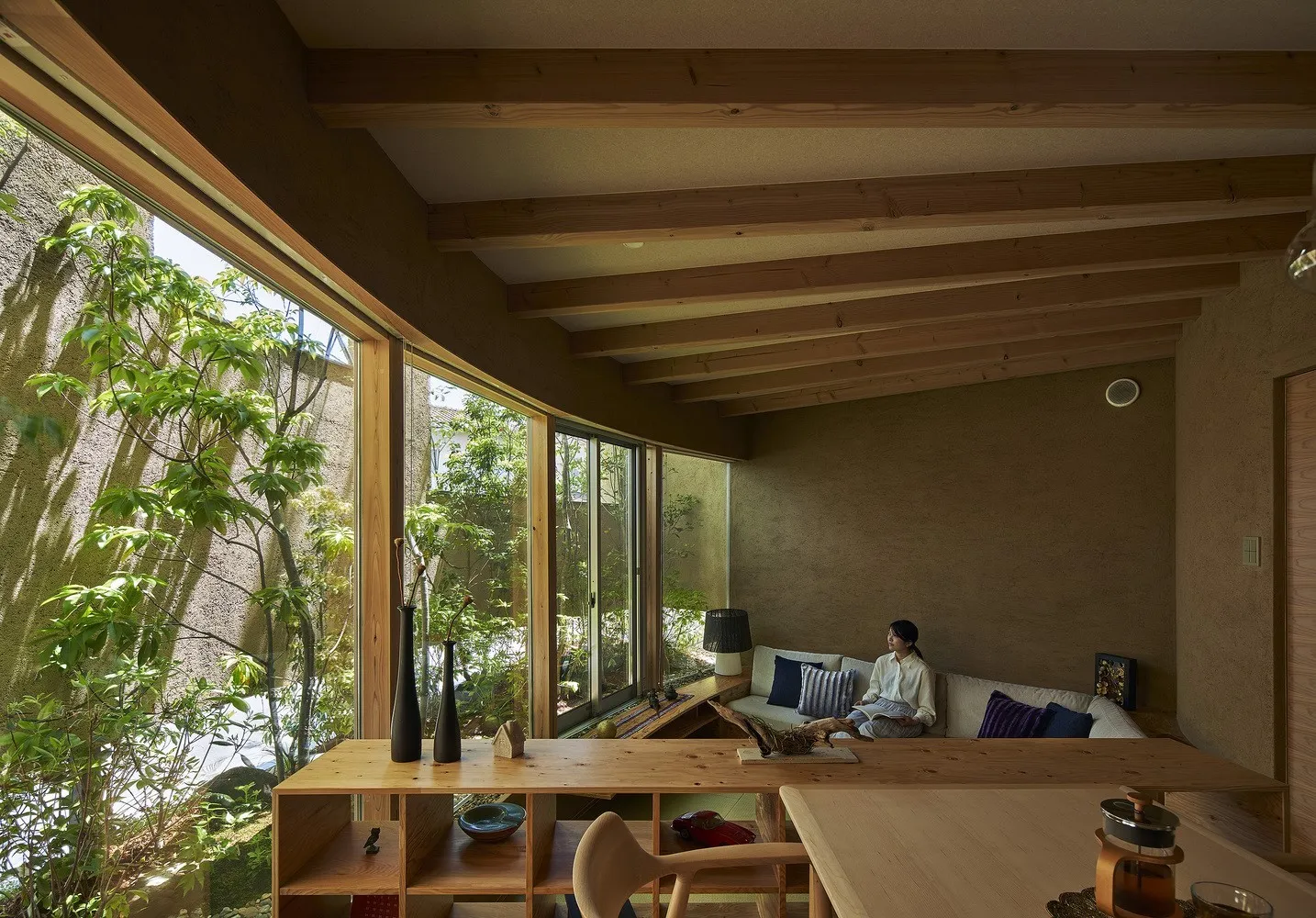 PeacoQ House by UID Architects: Curved Walls and Seamless Boundaries in Hiroshima