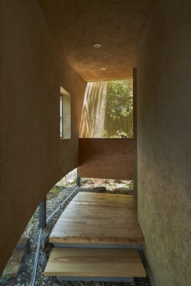 PeacoQ House by UID Architects: Curved Walls and Seamless Boundaries in Hiroshima