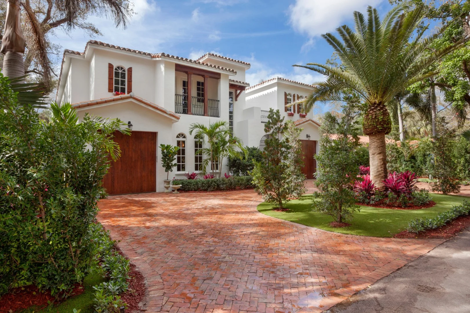 17个令人着迷的摩尔风格住宅 exterior 设计项目