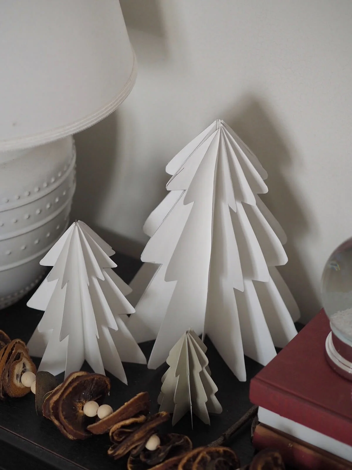 10. Manualidades con papel para Navidad – Árbol de Navidad DIY