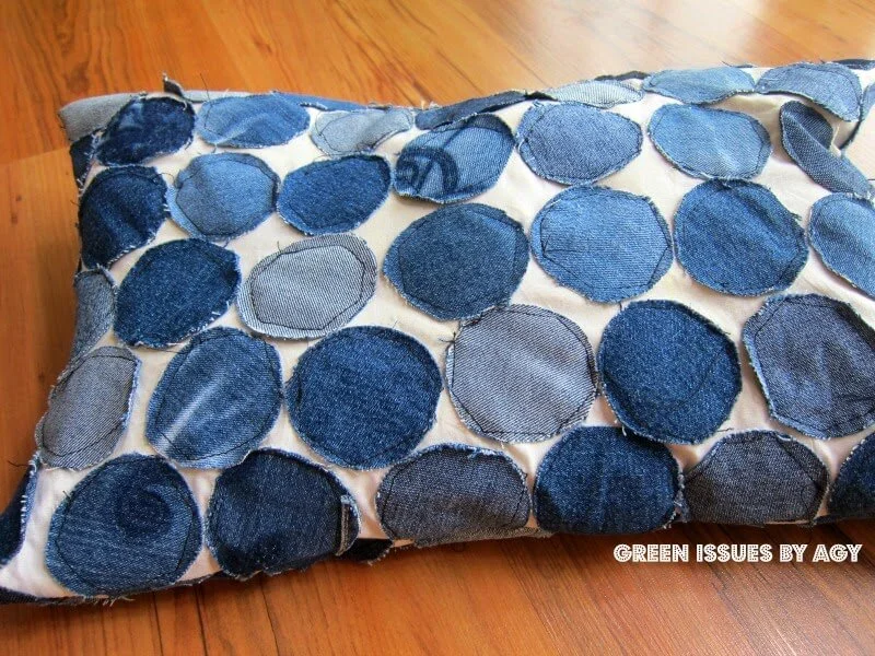 8. Proyecto DIY de transformar una camisa en funda de almohada con jeans