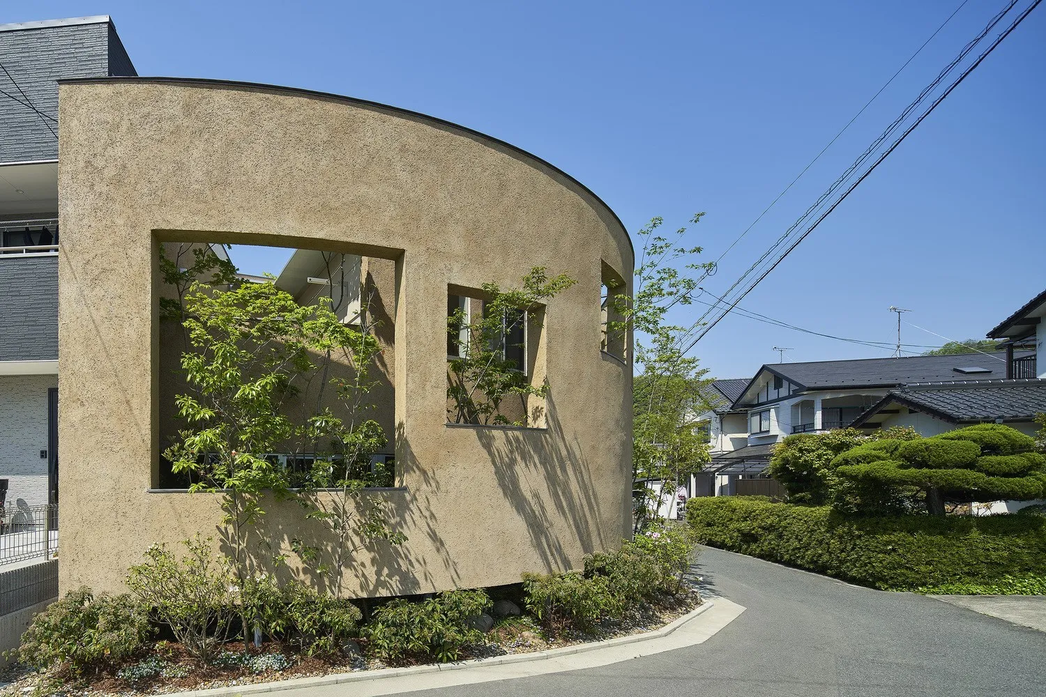 PeacoQ House by UID Architects: Curved Walls and Seamless Boundaries in Hiroshima
