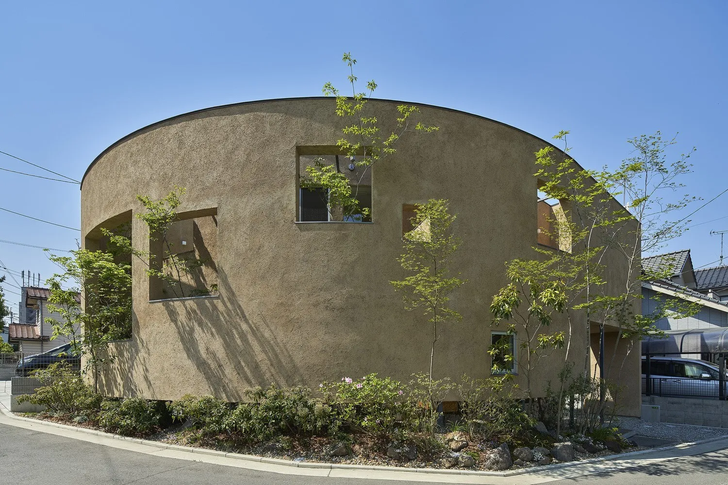 PeacoQ House by UID Architects: Curved Walls and Seamless Boundaries in Hiroshima