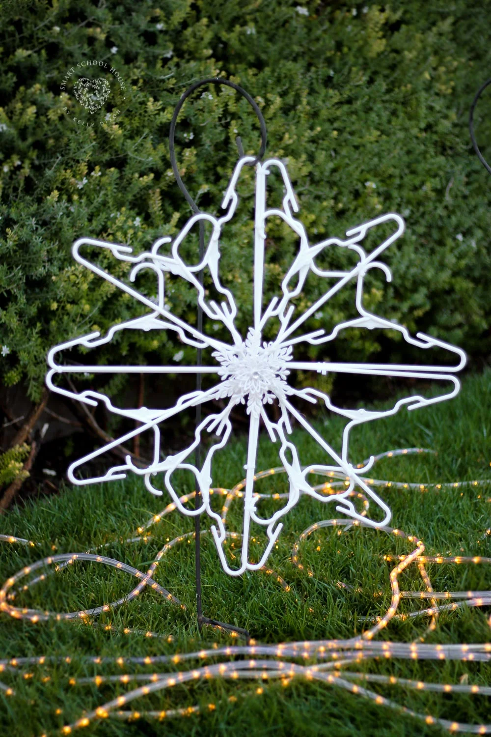 6. 衣架上的雪花