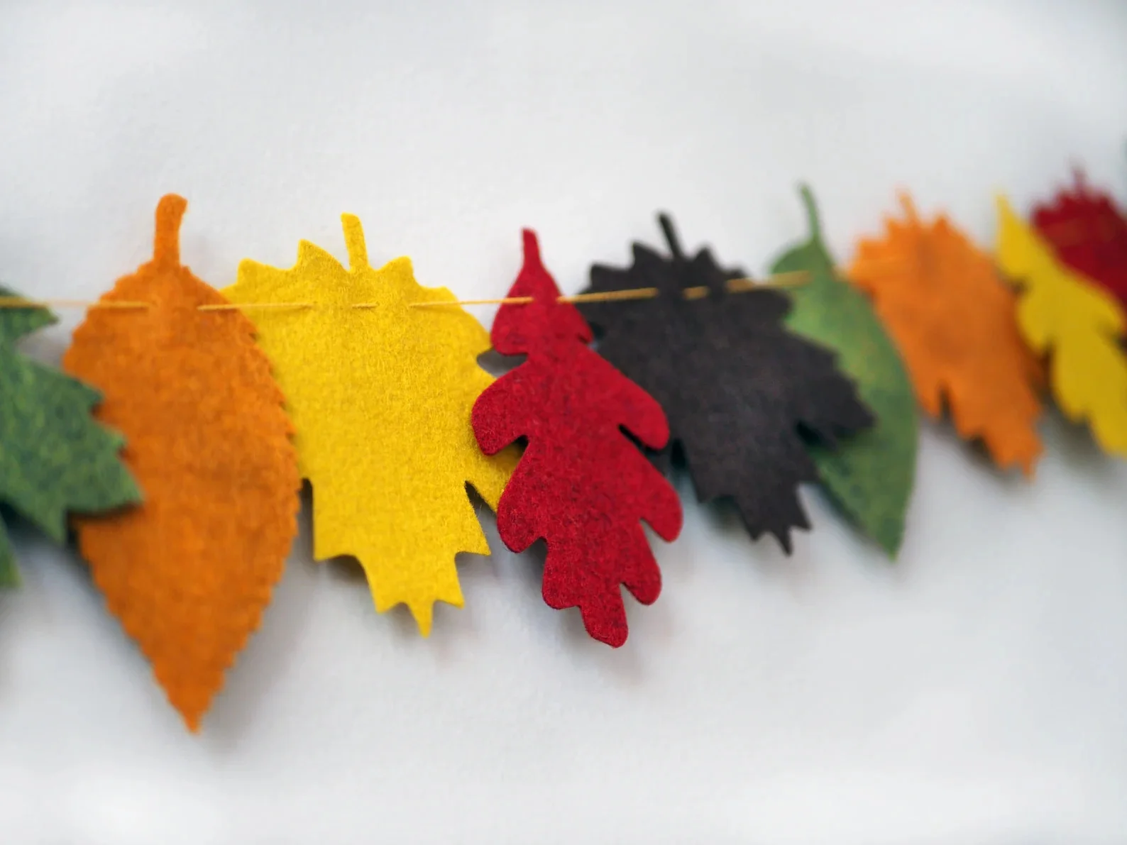 12. Felt-Lichterkette mit Blättern