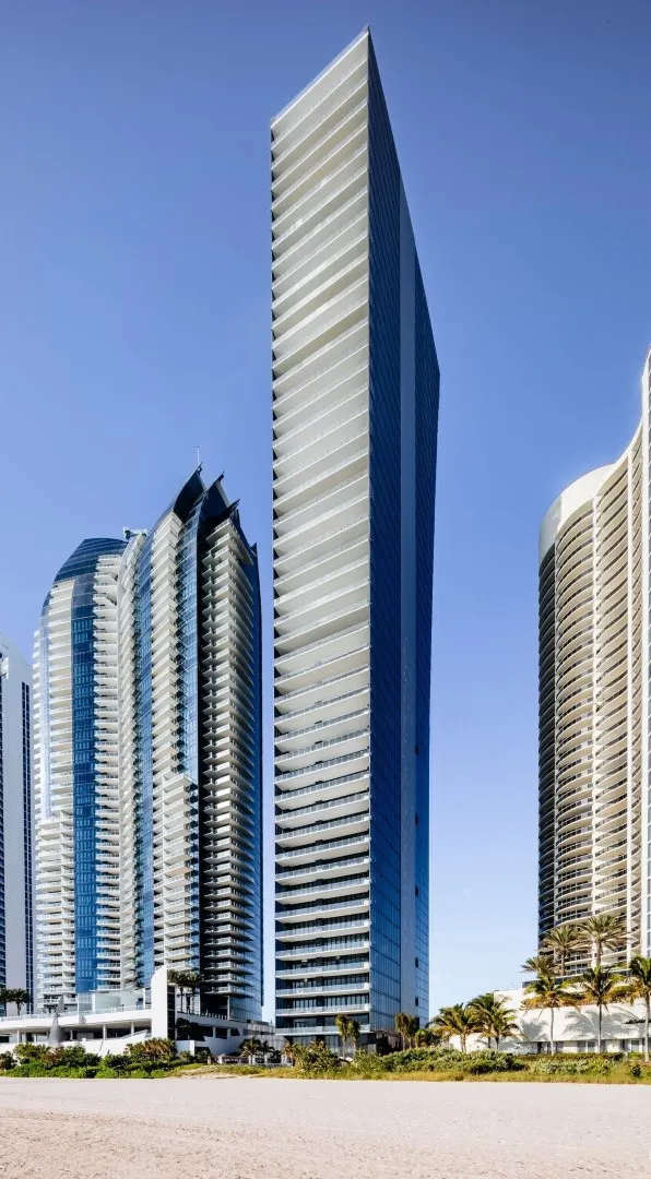 Чотири майамських небоскребних кондомініуми, які підносять розкішне проживання на новий рівень Чотири майамських небоскребних кондомініуми, які підносять розкішне проживання на новий рівень