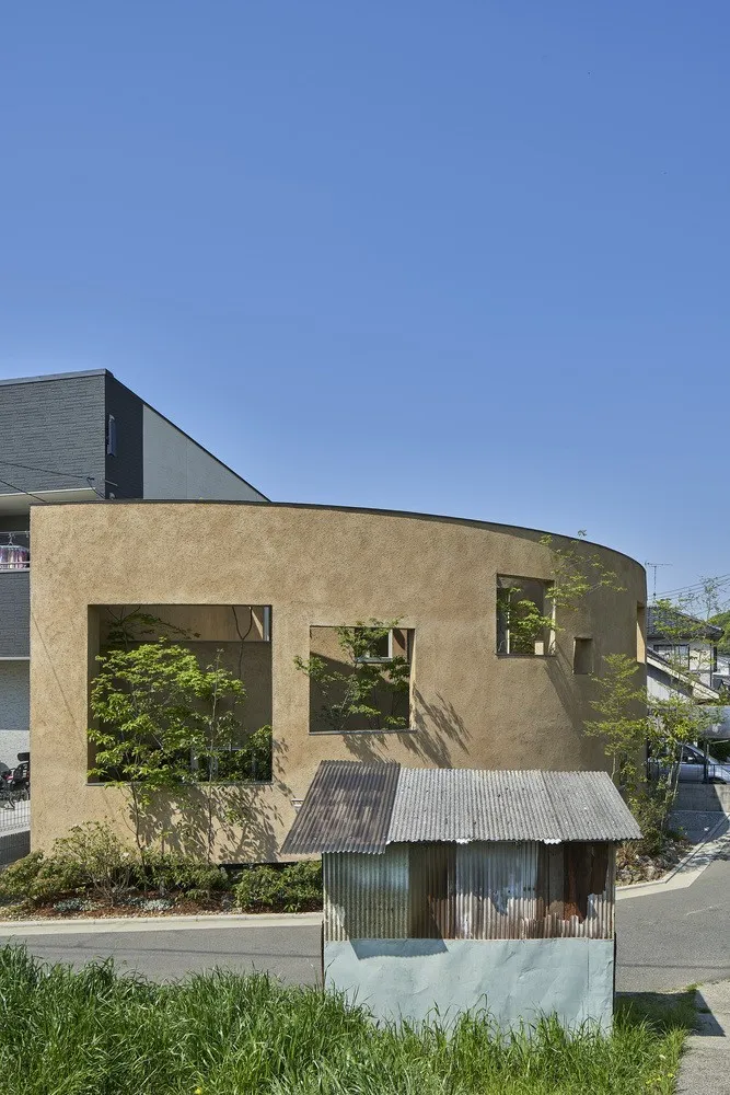 PeacoQ House by UID Architects: Curved Walls and Seamless Boundaries in Hiroshima