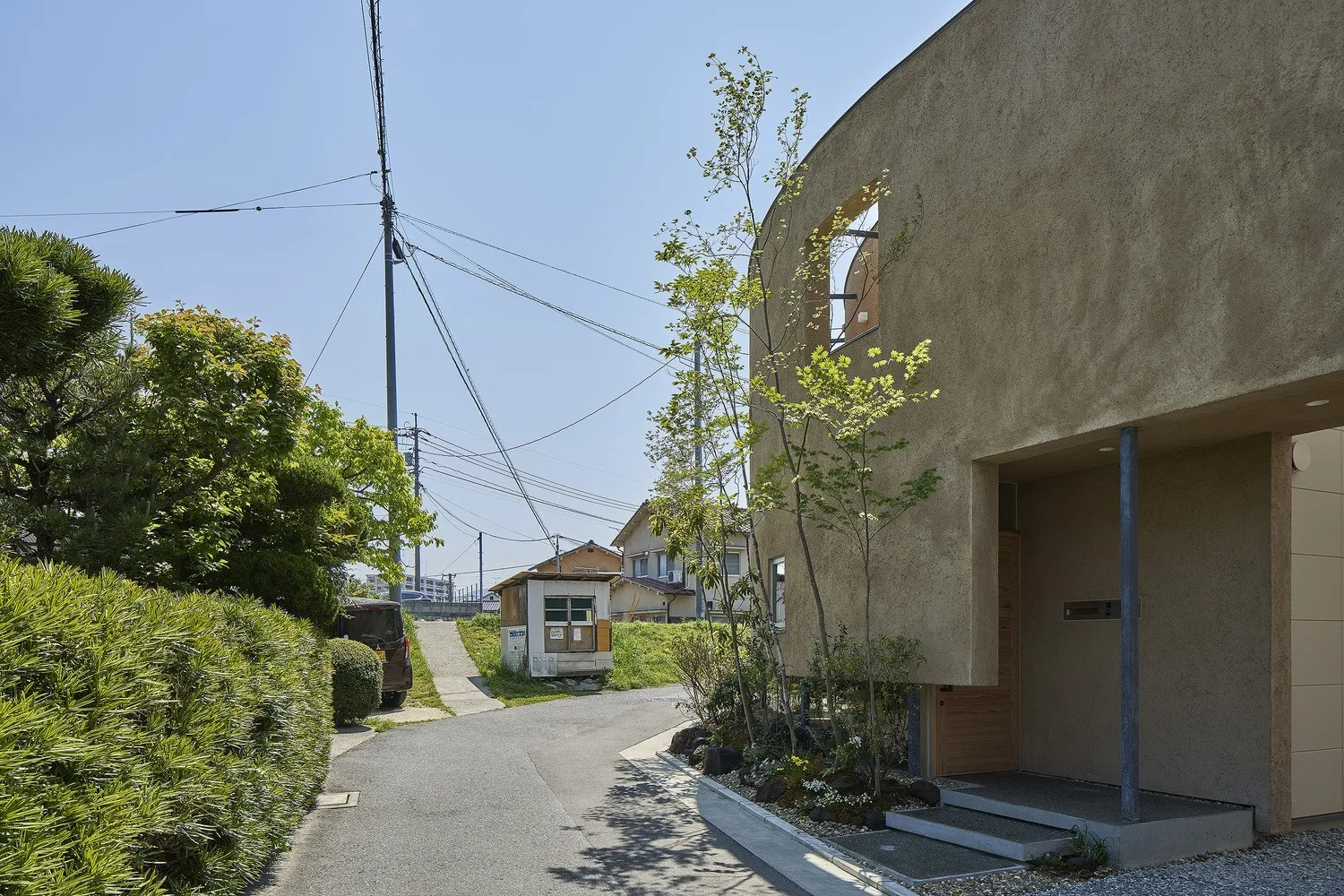 PeacoQ House by UID Architects: Curved Walls and Seamless Boundaries in Hiroshima