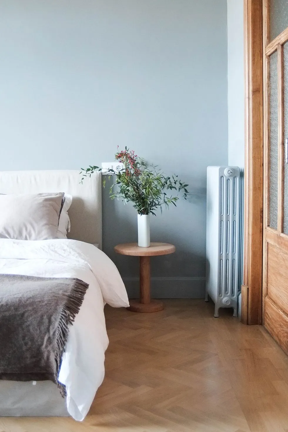 RUHIGE UND NATÜRLICHE FLAT MIT MID-CENTURY-MÖBELN