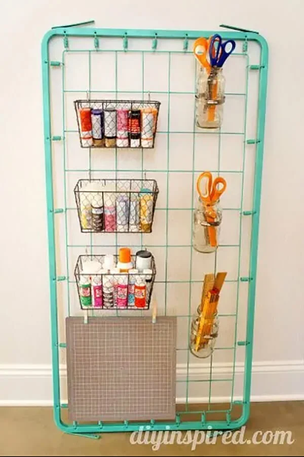 14. ARMARIO REUTILIZADO HECHO CON ALFOMBRILLA METÁLICA Y RESORTES PARA ALMACENAR MATERIALES