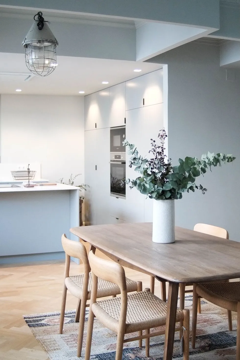 RUHIGE UND NATÜRLICHE FLAT MIT MID-CENTURY-MÖBELN