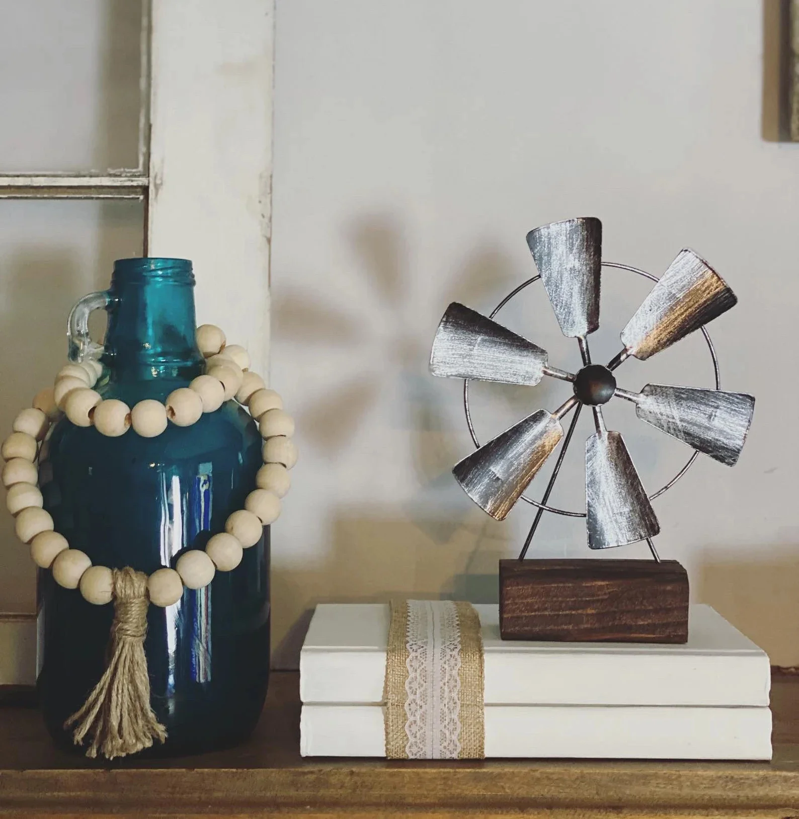 11. Tabla con molinos de viento rústicos