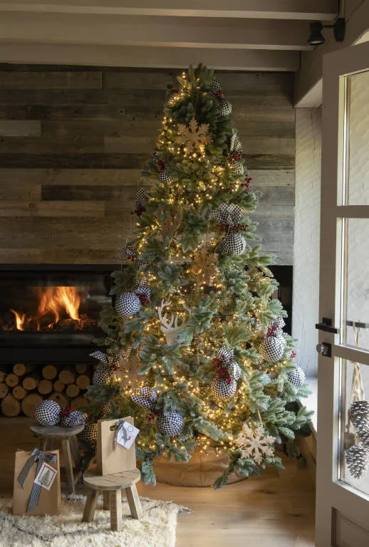 木制房屋打造完美的冬日温馨圣诞