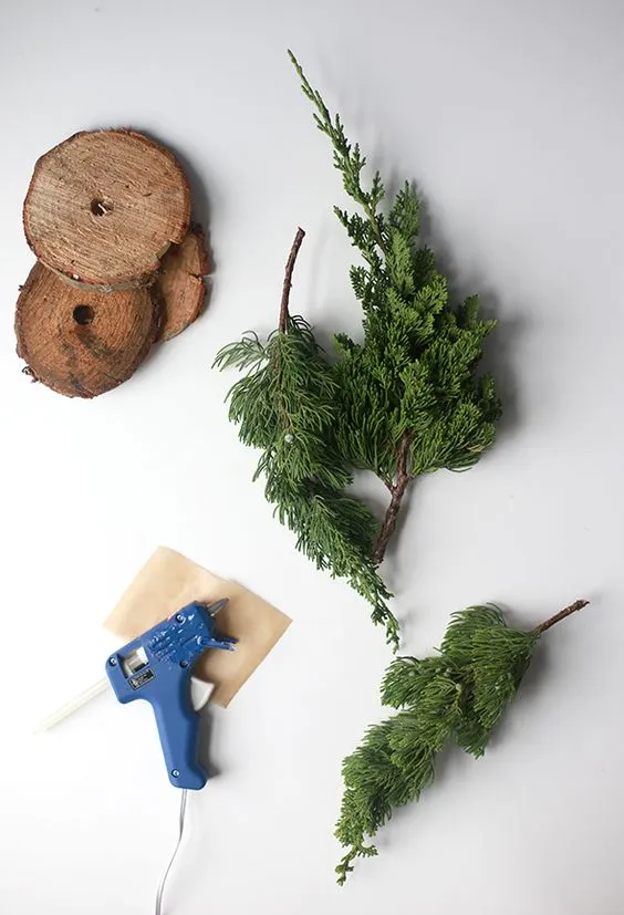 HOW TO MAKE A DECORATIVE CHRISTMAS TREE FROM MOSS