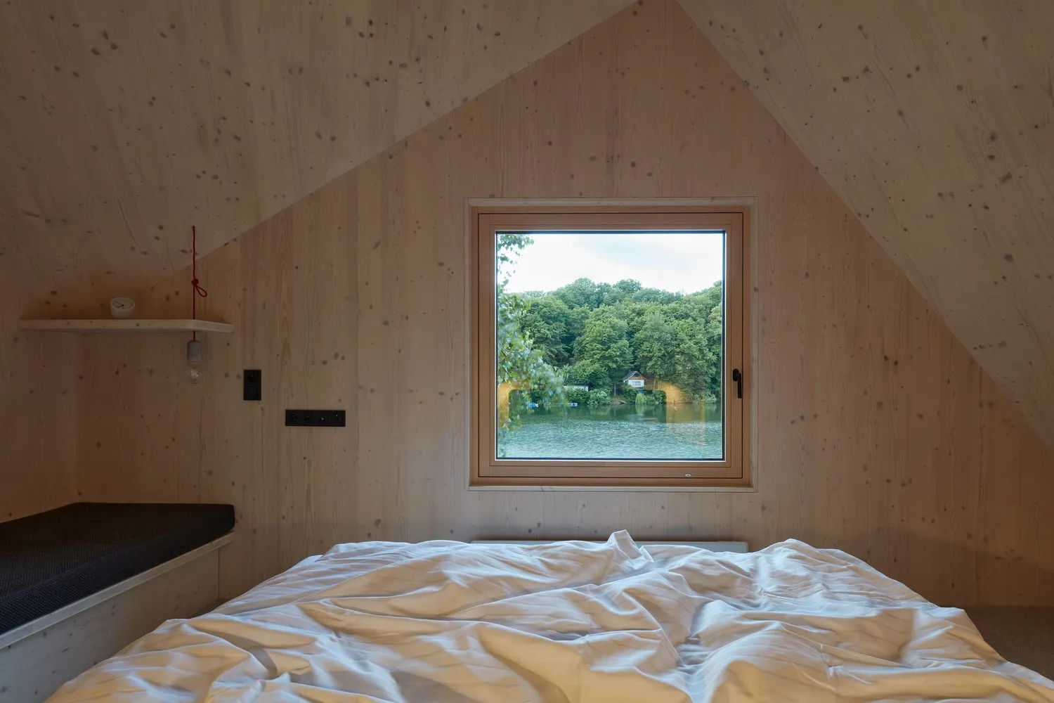 受船舱启发的别墅，由Prodesi | Domesi设计，位于捷克共和国