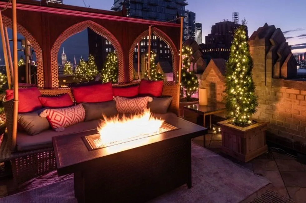 玛丽亚·凯莉邀请您参加她在纽约家中的圣诞鸡尾酒派对