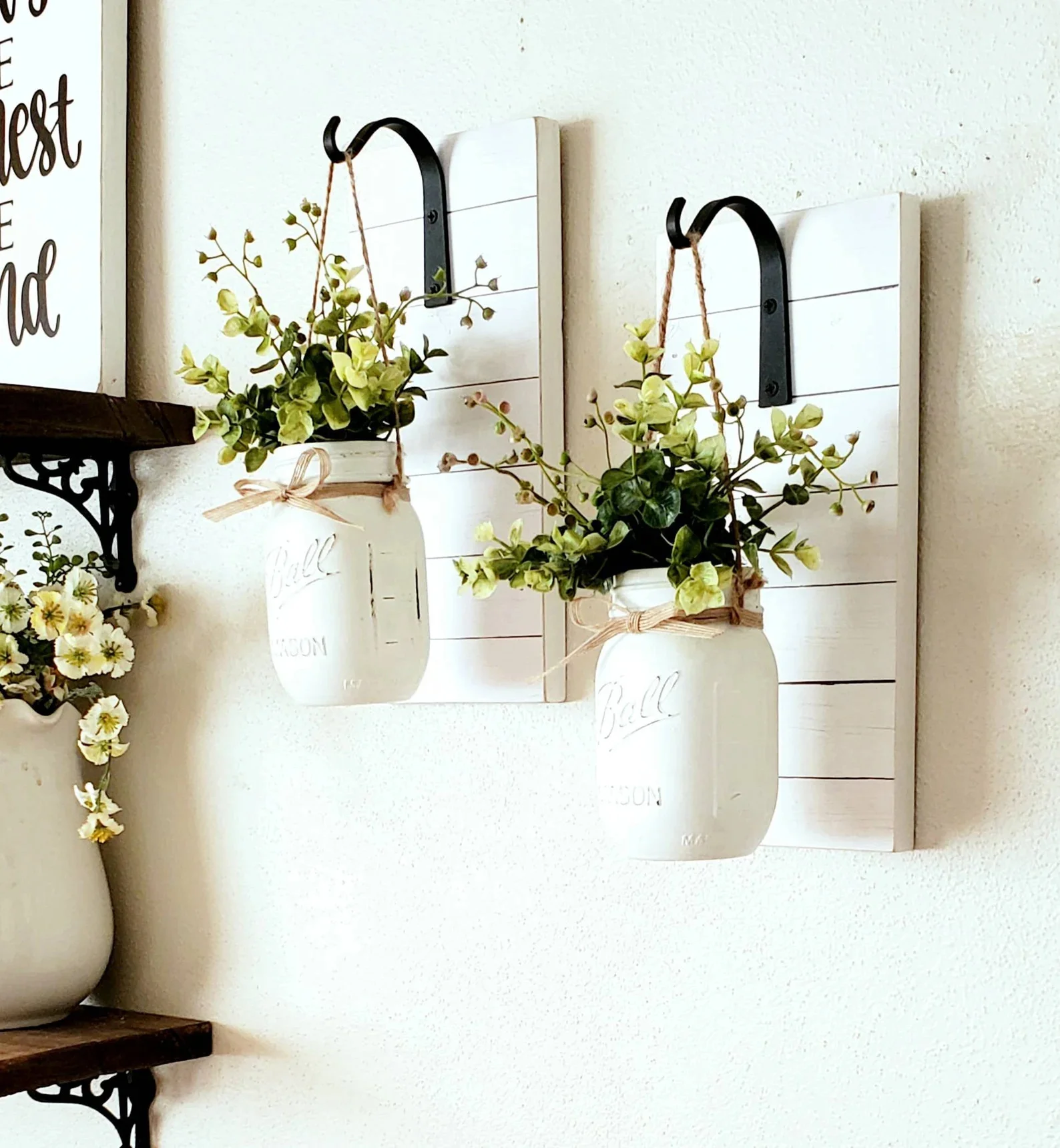 14. Velas colgantes de latas mason con eucalipto