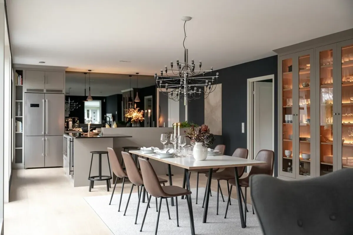 Pale-colored mirror above kitchen countertop