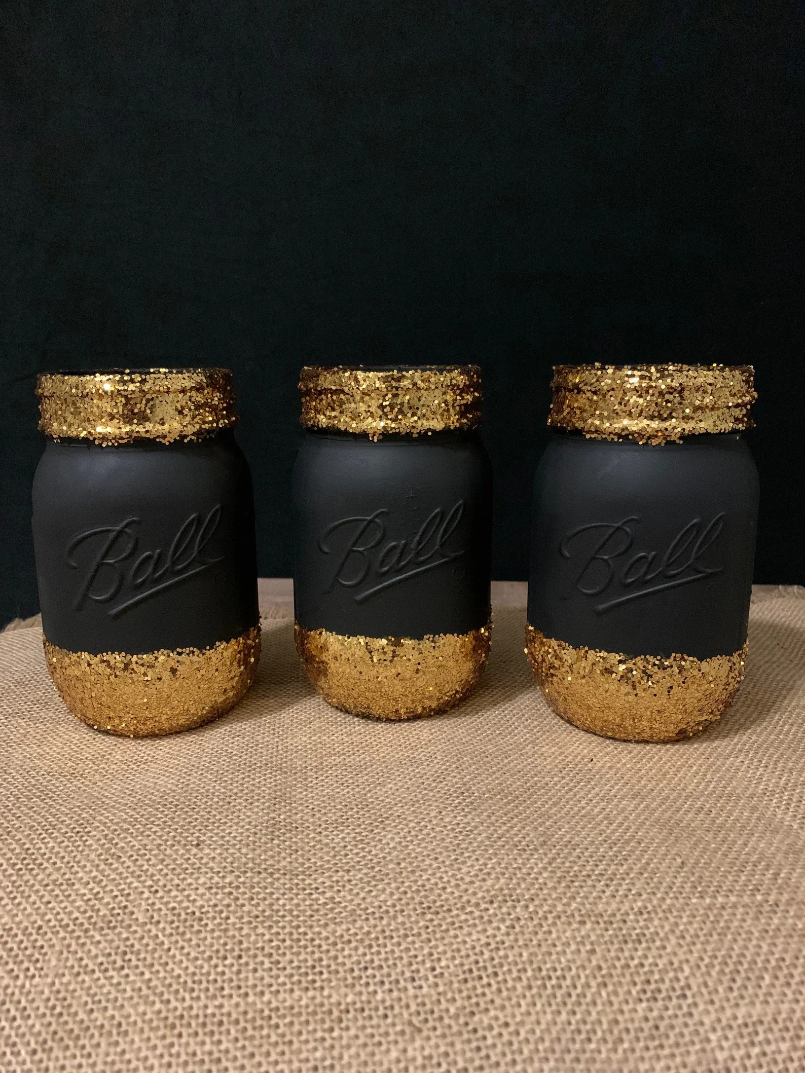 9. Centerpiece in Black and Gold Jars