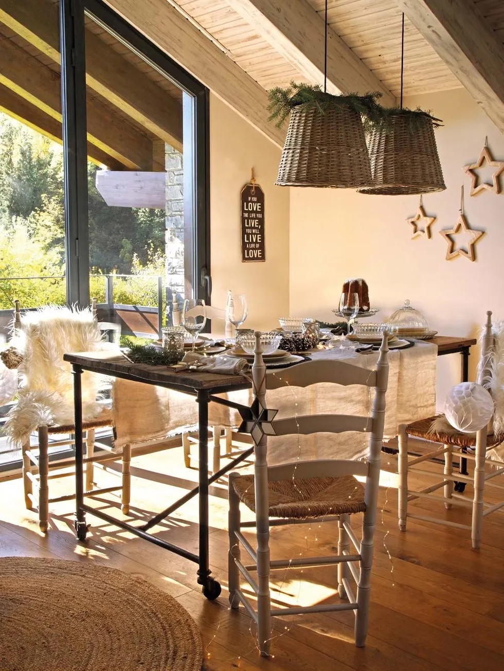 准备迎接圣诞的山间小屋