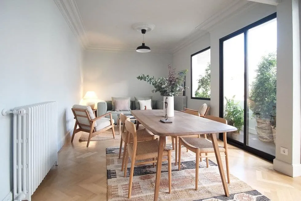 RUHIGE UND NATÜRLICHE FLAT MIT MID-CENTURY-MÖBELN