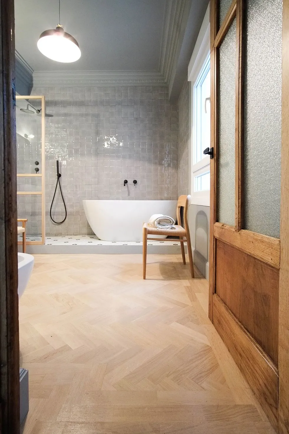 RUHIGE UND NATÜRLICHE FLAT MIT MID-CENTURY-MÖBELN