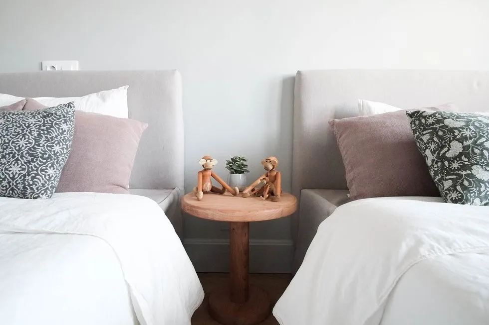 RUHIGE UND NATÜRLICHE FLAT MIT MID-CENTURY-MÖBELN