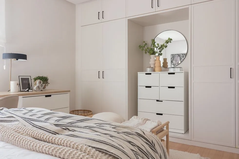 年轻女性卧室，波西米亚风格，柔和色调