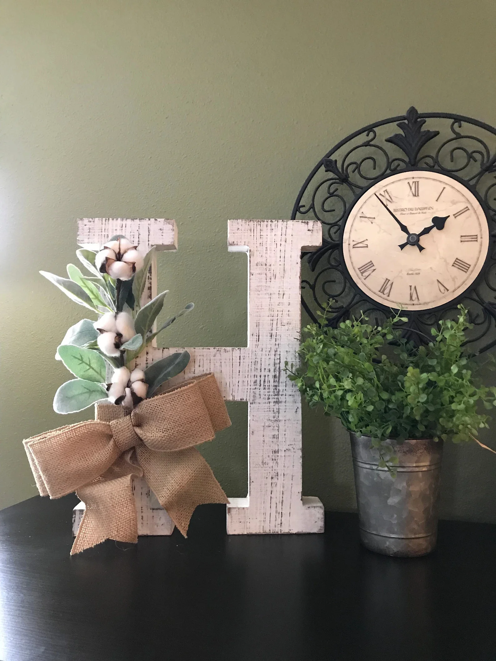 4. Letra blanqueada libremente colocada con hojas de helecho y tallo de algodón