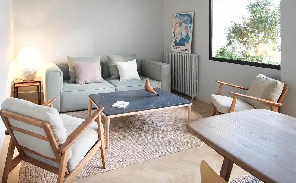 RUHIGE UND NATÜRLICHE FLAT MIT MID-CENTURY-MÖBELN