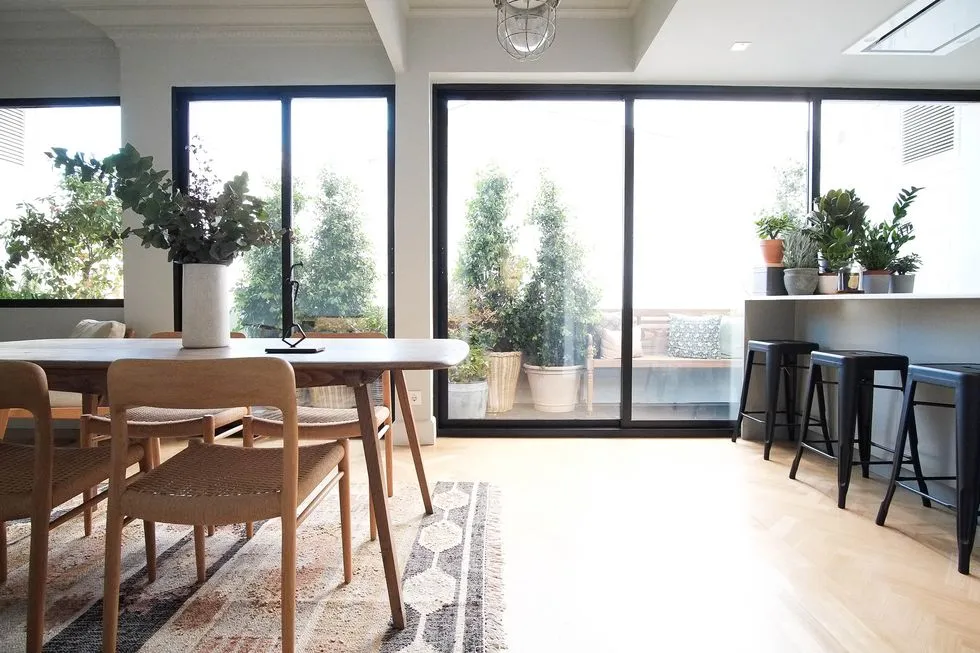 RUHIGE UND NATÜRLICHE FLAT MIT MID-CENTURY-MÖBELN